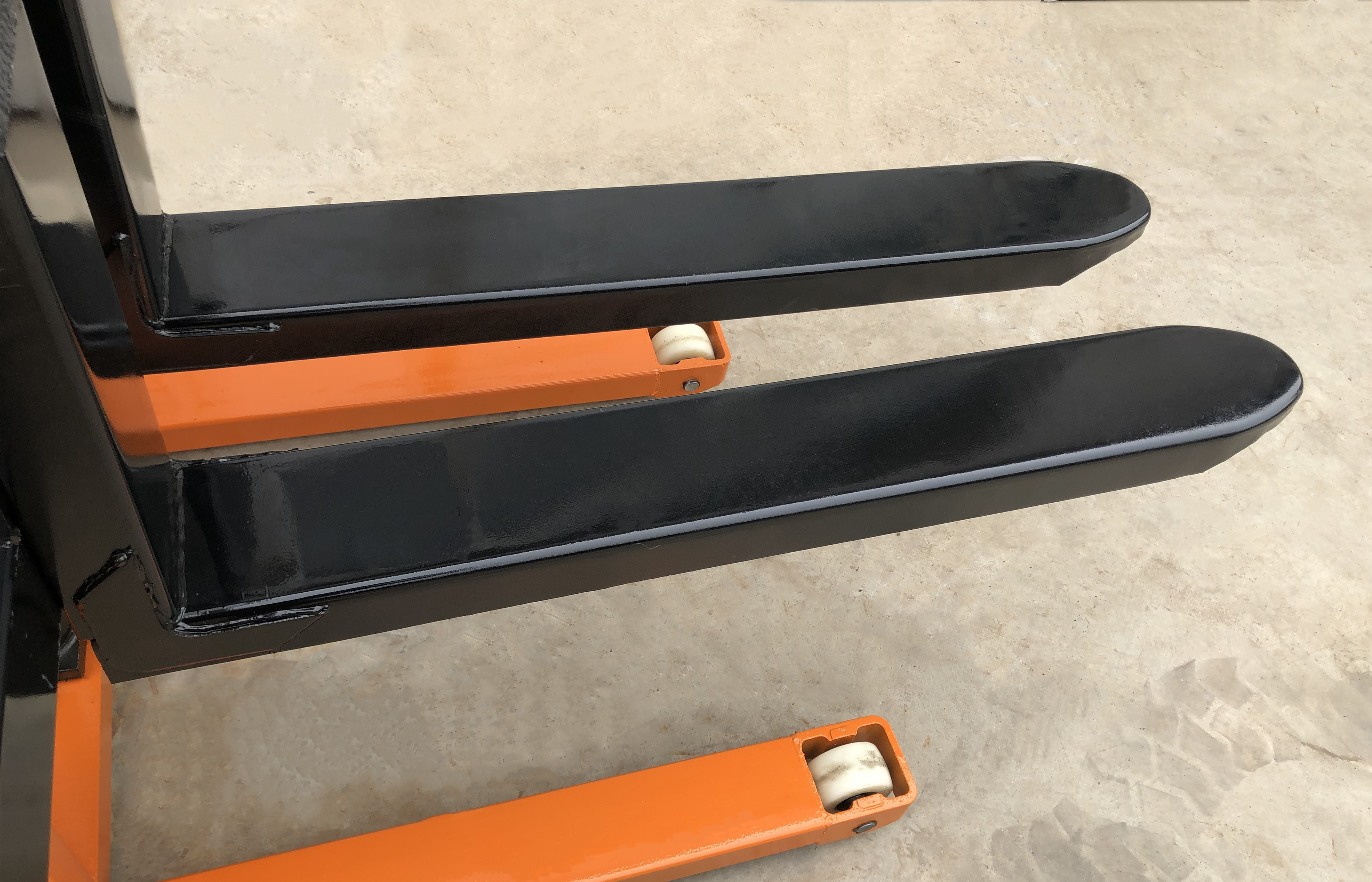 手动堆高车2TC型钢车身钢叉坚固不掉色6686体育官网下载叉车